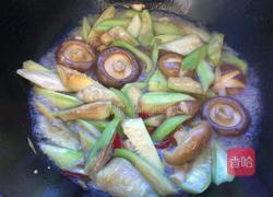香菇炒丝瓜的做法图解4