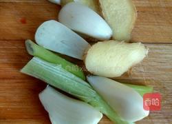 蘑菇炖小鸡的做法图解2