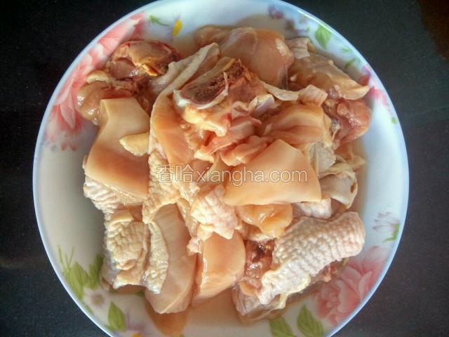 鸡肉剁块开水锅里汆一遍