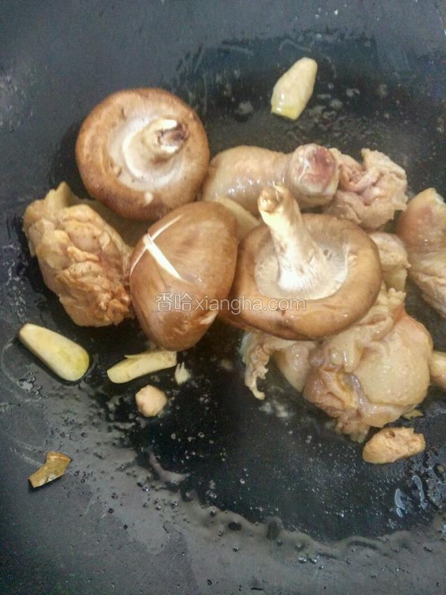 放香菇翻炒放调料