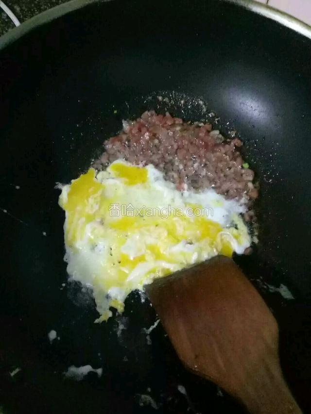 随后放入鸡蛋。