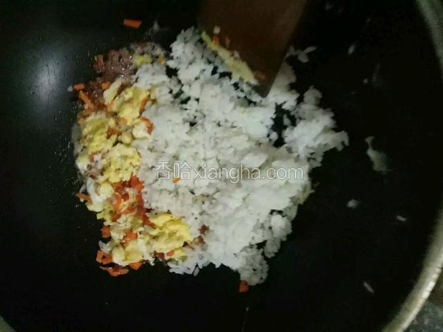 随后放入米饭继续翻炒两分钟。