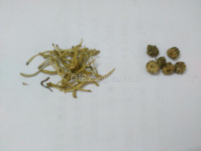拿出菊花和金银花备用