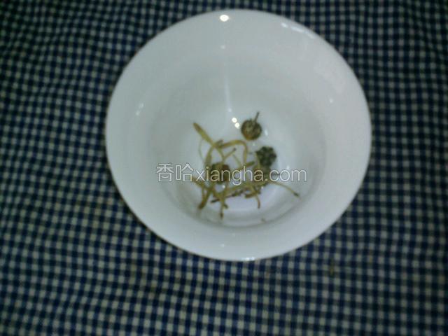洗净茶杯放入两种花