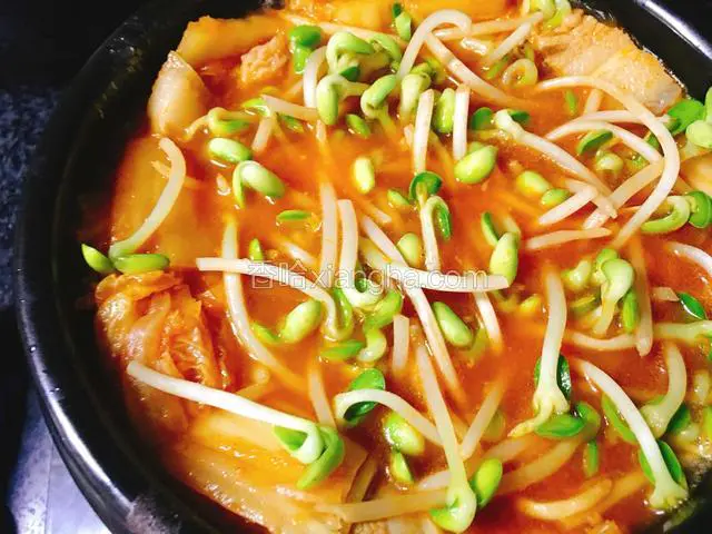 放入黄豆芽。搅拌一下汤。