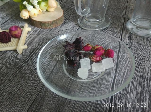 备好洛神干花、玫瑰干花和冰糖。