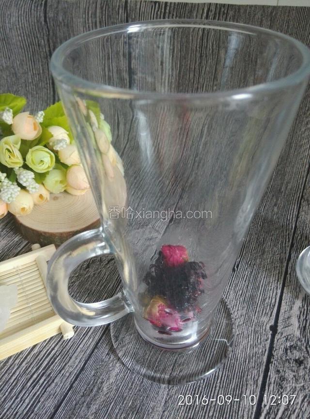 把洗好的茶放入沏茶杯。