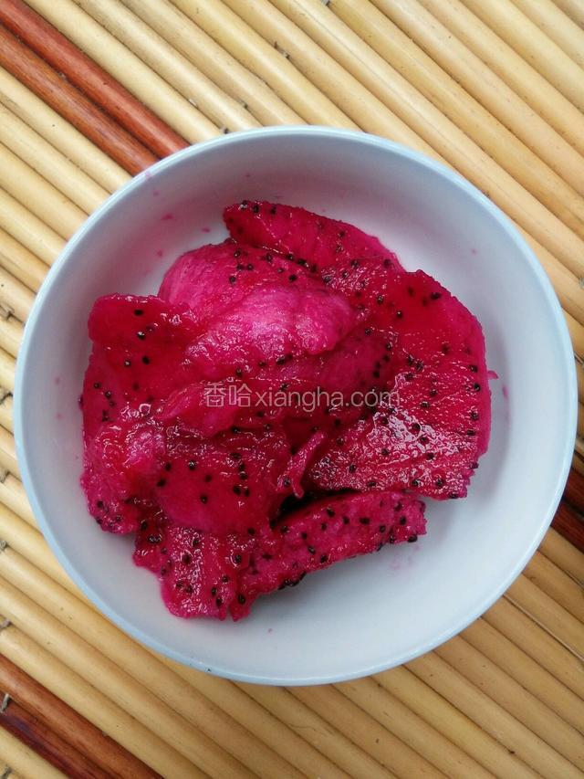 火龙果肉用勺子挖。