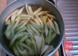 木耳炒芹菜的做法图解3