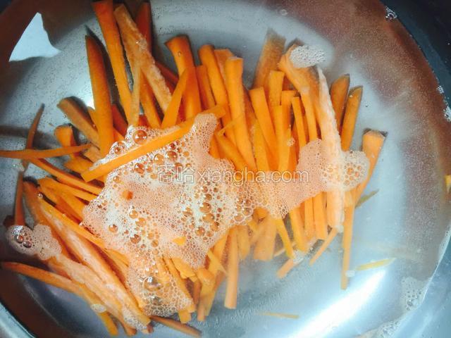 把胡萝卜、芹菜过水两分钟后捞出凉