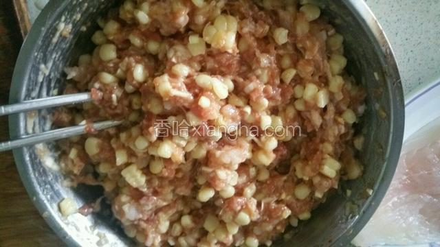 虾仁和玉米放入肉馅中加入少许盐搅拌均匀