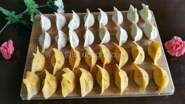 面剂擀皮包入饺子馅捏紧即可