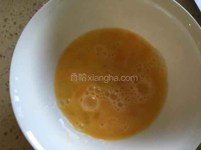 鸡蛋打在碗里，用筷子搅拌一下。