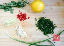 柠檬蒸鲈鱼的做法图解2