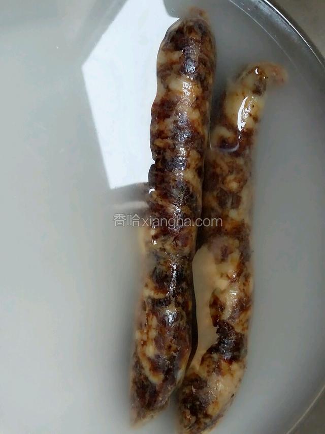 腊肠从冰箱取出，用点面粉加水洗净，再用热水洗一次