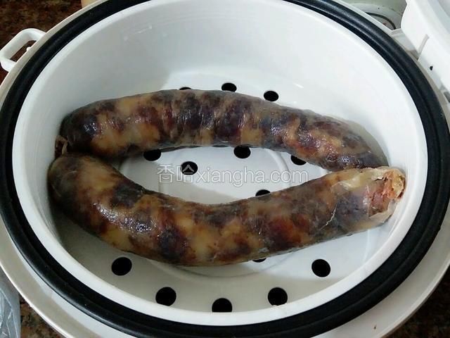 蒸锅烧开，放上香肠蒸二十分钟，用筷子能插进去就熟了