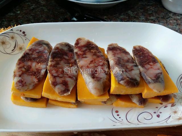 像这样一层南瓜一层香肠铺在盘里