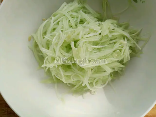 檫丝装入碗中