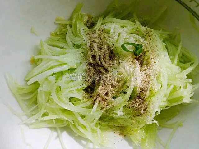 加少许盐，胡椒粉，鸡粉搅拌均匀。