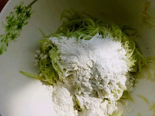 加面粉搅拌均匀（面粉的量根据黄瓜出的水分的多少添加）