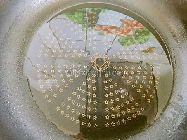 锅中烧油至五成热
