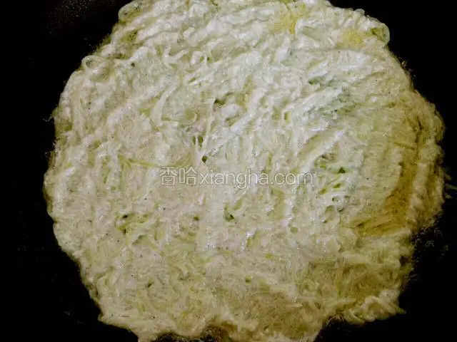 下入黄瓜面糊，摊平。改中小火煎制。