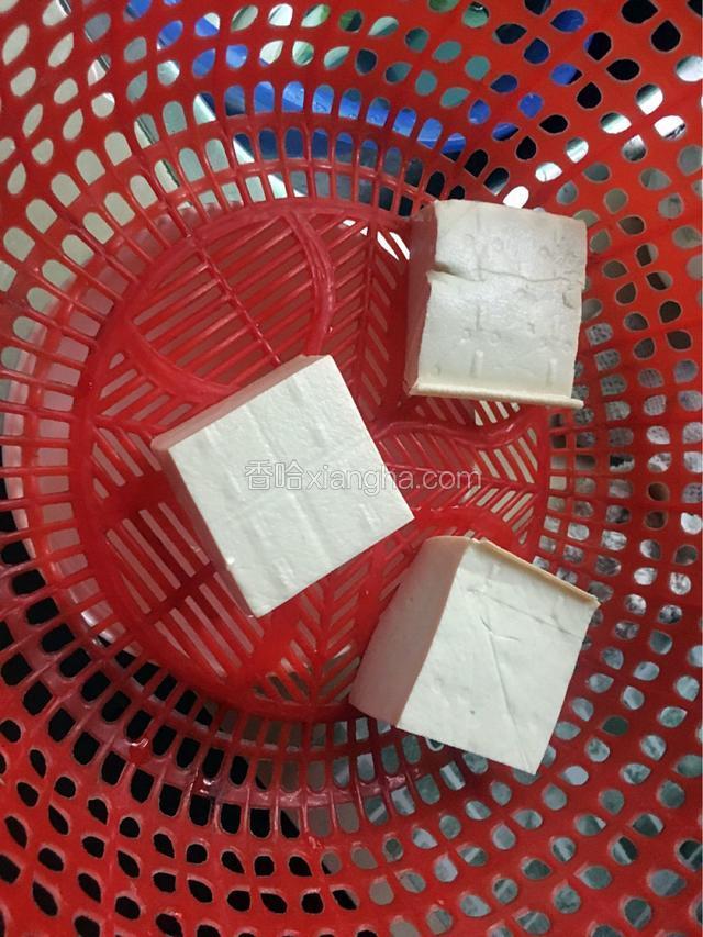 豆腐泡下水然后沥干水分