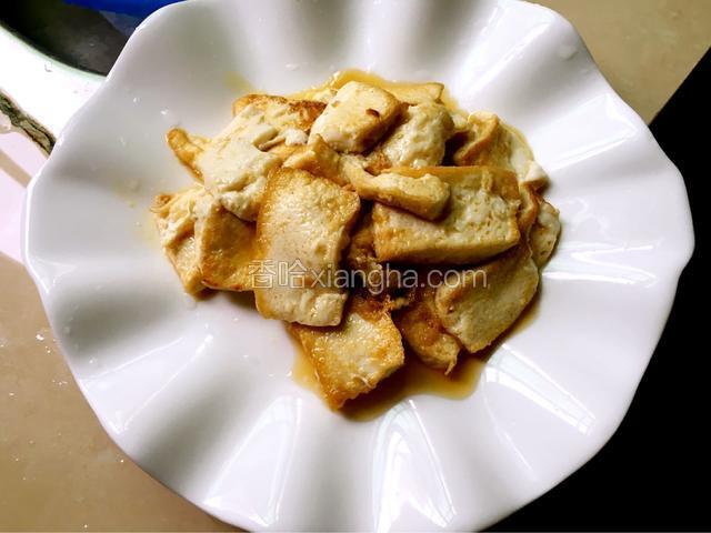 煎好的豆腐盛出