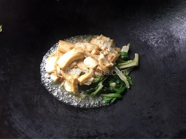 接着放入豆腐加入适量的水焖下