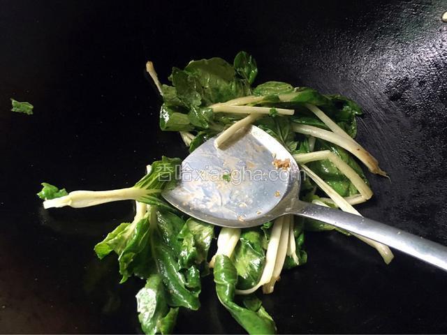锅中留底油放入小白菜快速翻炒片刻