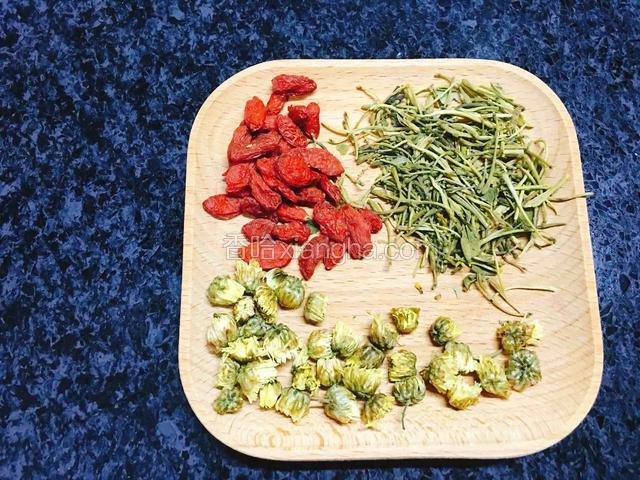 准备好适量枸杞、金银花、菊花。