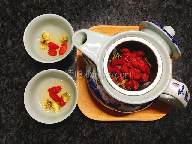 倒入少量开水，茶壶摇晃一下，把水倒掉。这步骤叫“温茶”。
