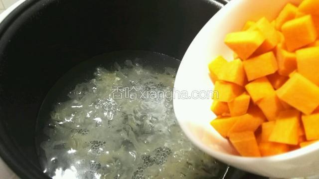 放入南瓜，继续煮20分钟