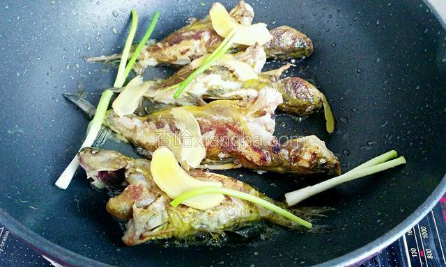 把葱段和姜片也放入爆香