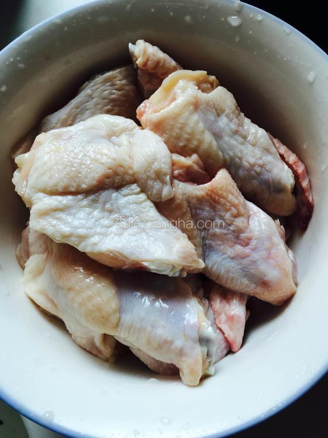 鸡翅根用料酒和盐搓洗干净