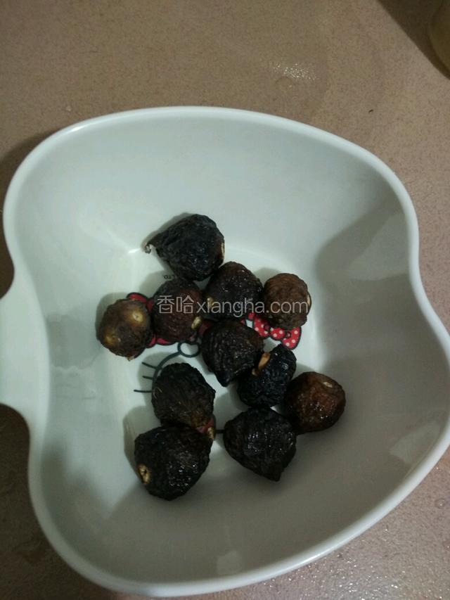 准备好无花果，洗净浸泡半小时