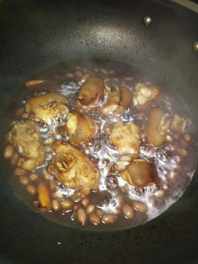 调入适量清水，水不需要没过猪脚，在锅里煮滚10分钟
