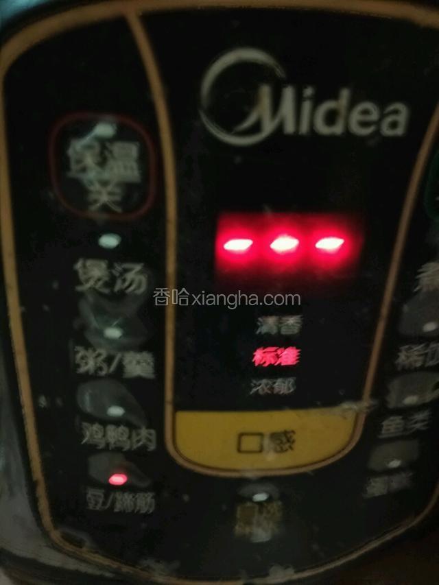 转入压力锅，按下“豆/蹄筋”键即可