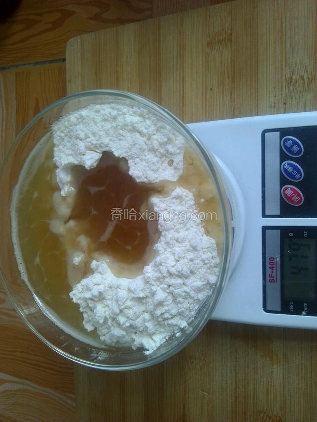 准备油酥：150克面粉，75克猪油称重。