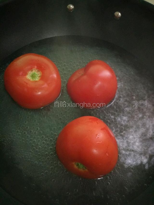上锅把水烧开，放入番茄煮3-4分钟