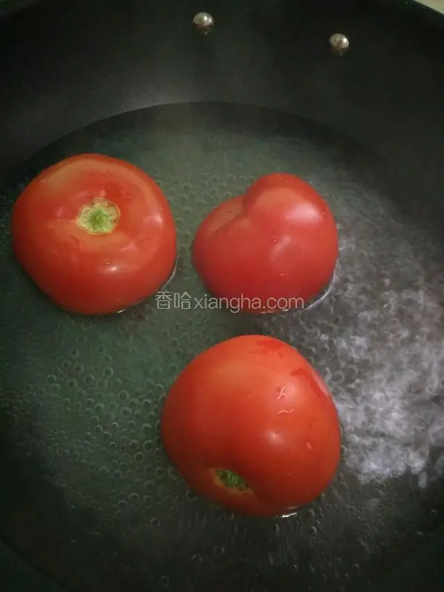 上锅把水烧开，放入番茄煮3-4分钟