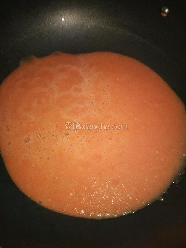 上锅倒入打好的番茄汁