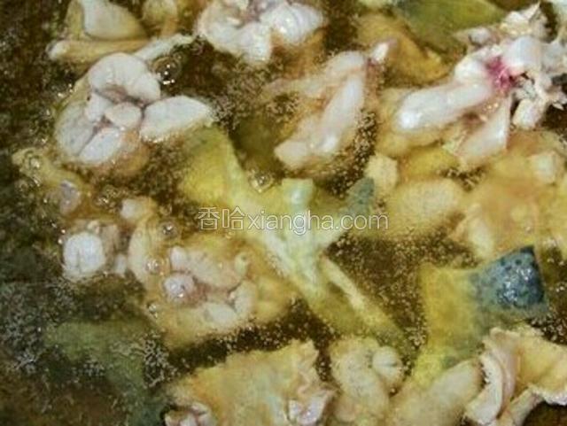 锅内油六成热，把牛蛙占上淀粉入锅里油炸～捞出待用