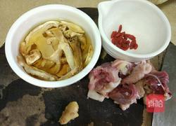 松茸土鸡汤的做法图解1