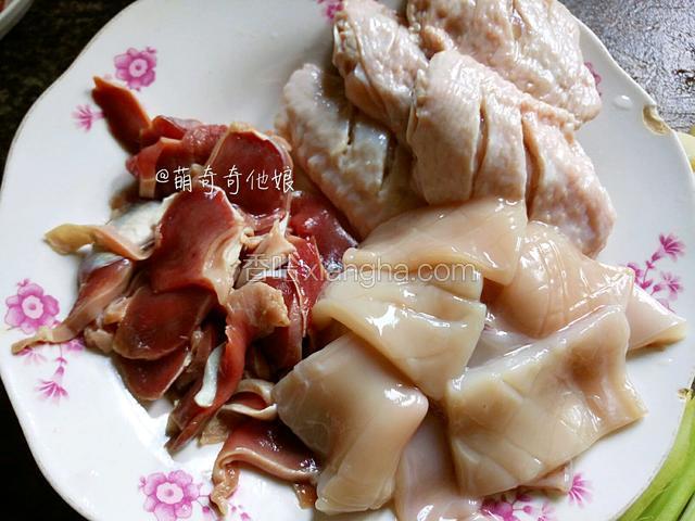 鸡翅洗干净划两道口子，鸡胗切片或切花刀，鱿鱼切花。锅中烧开水汆烫一下捞出备用。