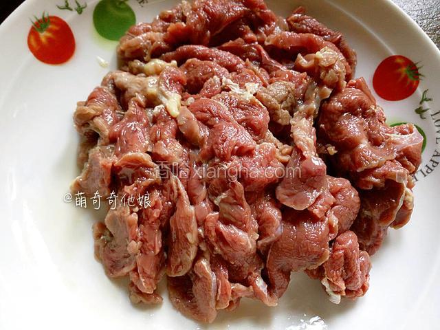 牛肉洗净切片，用盐，花椒粉，少许，淀粉抓匀腌制备用。