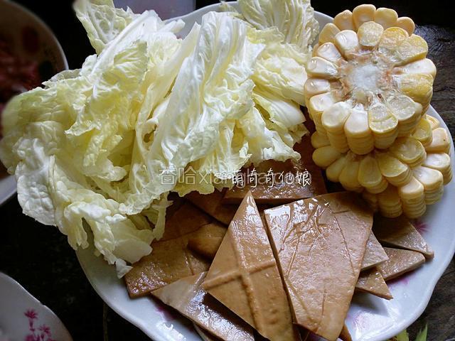 玉米切块，豆腐干切三角，白菜一片片洗净控水。
