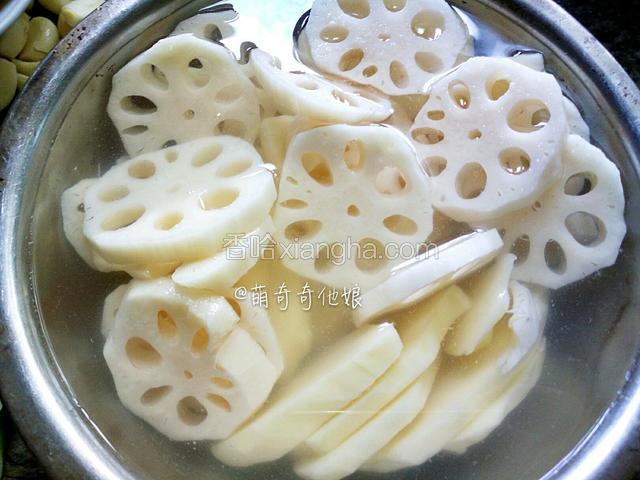 莲藕和土豆去皮切厚片后洗干净泡水里备用。