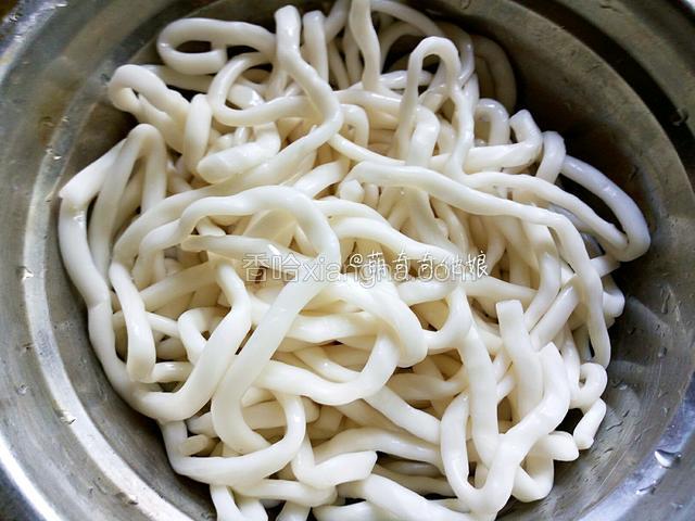 土豆粉一包，倒出洗干净，人少就放一般。其实用红苕粉的宽粉最正宗。