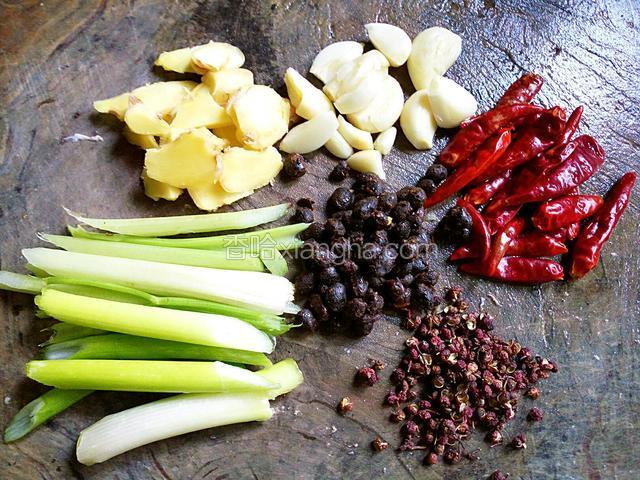 大葱和芹菜切段，大蒜去皮拍扁，姜切片，其他各适量，干辣椒用水冲洗下。
